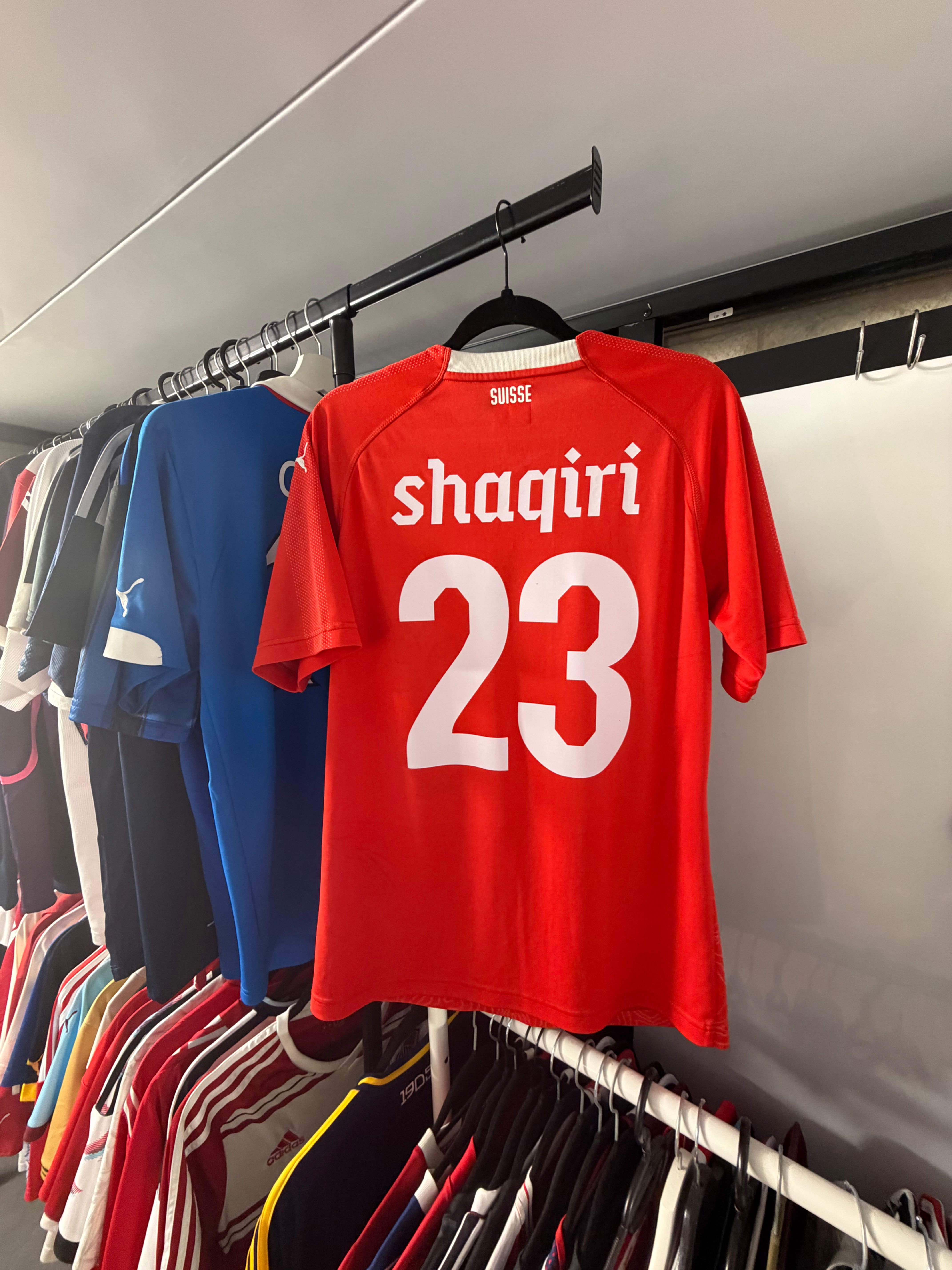 שאקירי נבחרת שוויץ אדומה