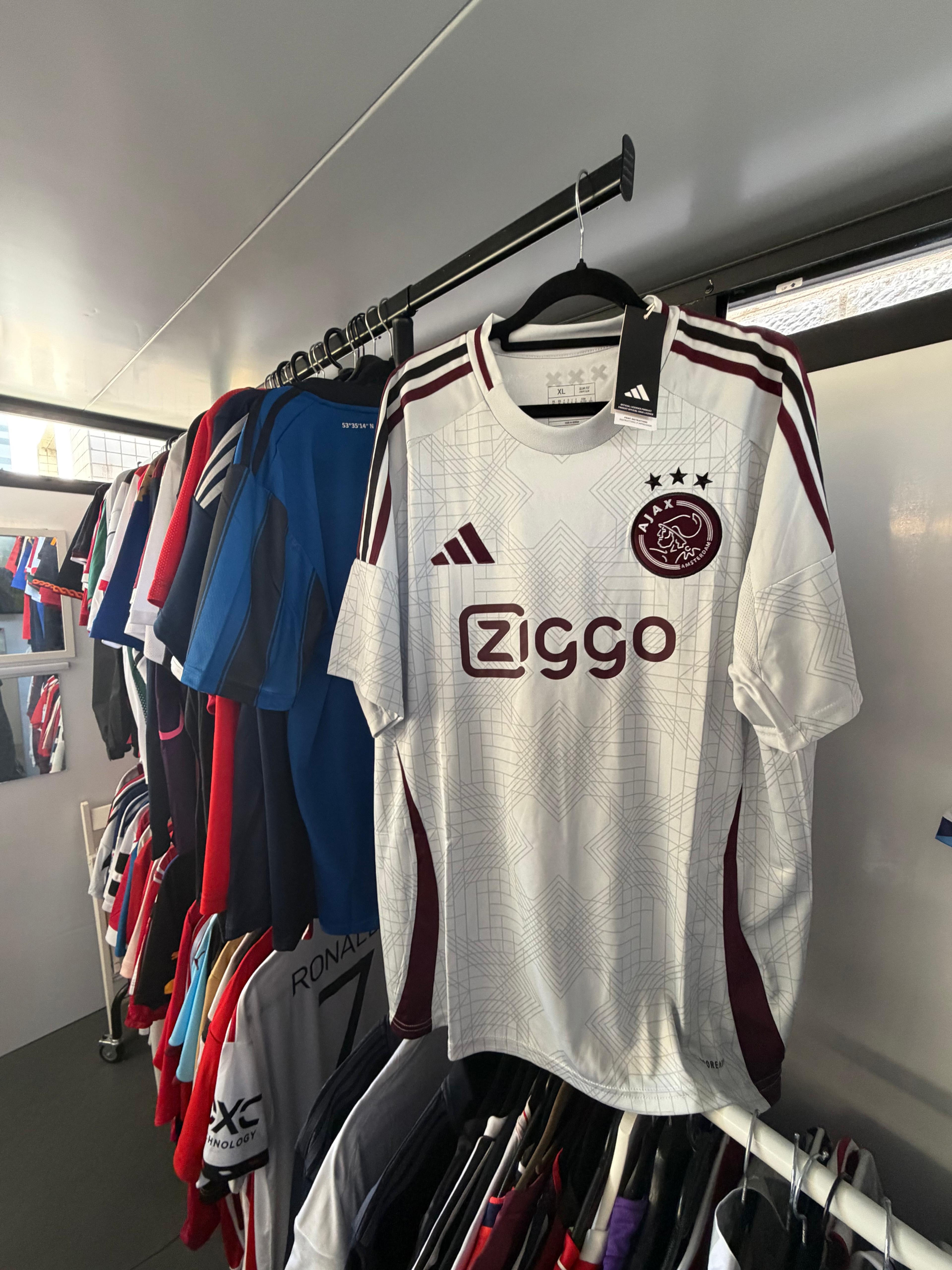 אייאקס שלישית 24/25