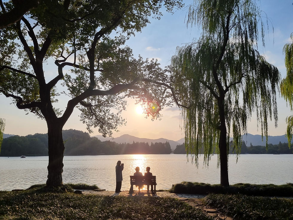 บรรยากาศช่วงพระอาทิตย์ตกคือสวยมาก กับอากาศเย็นๆเดินเล่นสบาย
