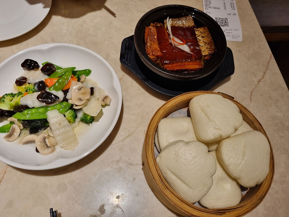 เสิร์ฟอาหารสไตล์ Hangbang Cai (อาหารหางโจว) ซึ่งเน้นความสดใหม่ รสชาติกลมกล่อม ละมุน ไม่เผ็ดจัดหรือเลี่ยนจนเกินไป