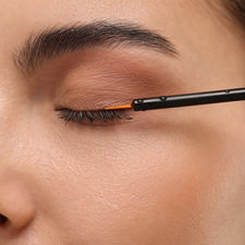 L’ANSES alerte sur les dangers des sérums pour cils