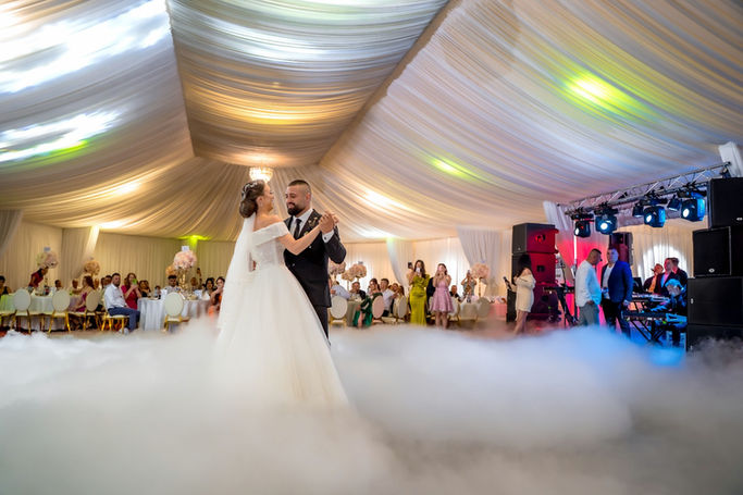 Photograf nunta Brasov - Mirii dansand pe ring