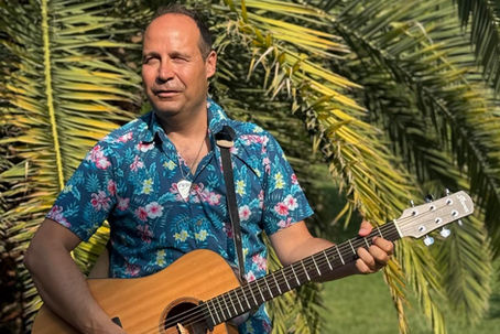 ALEKSANDER NOVAK: NA MELODIJAH MORJA IN SONCA PREDSTAVIL OSEBNO PESEM "JE OB TEBI DOSTI SONCA"
