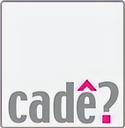 cade Logo, kleines Quadrat mit dunkelgrauen Rahmen, Hintergrund hellgrau, cade klein geschrieben mit Fragezeichen