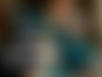 Mujer empresaria organizada trabajando en su negocio con apoyo administrativo