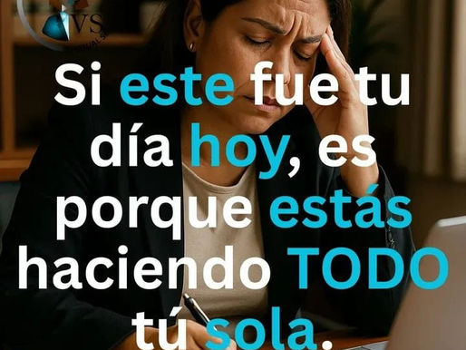 Mujer empresaria organizada trabajando en su negocio con apoyo administrativo