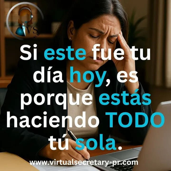 Emprendedora trabajando con enfoque y organización en su negocio