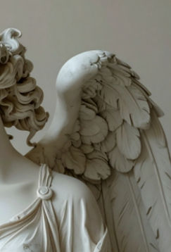 美しく神秘的な天使の像を左翼を中心に