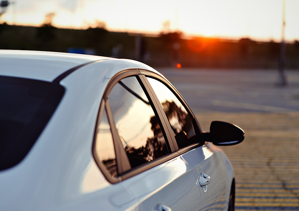Photo contact. Voiture sur un soleil couchant