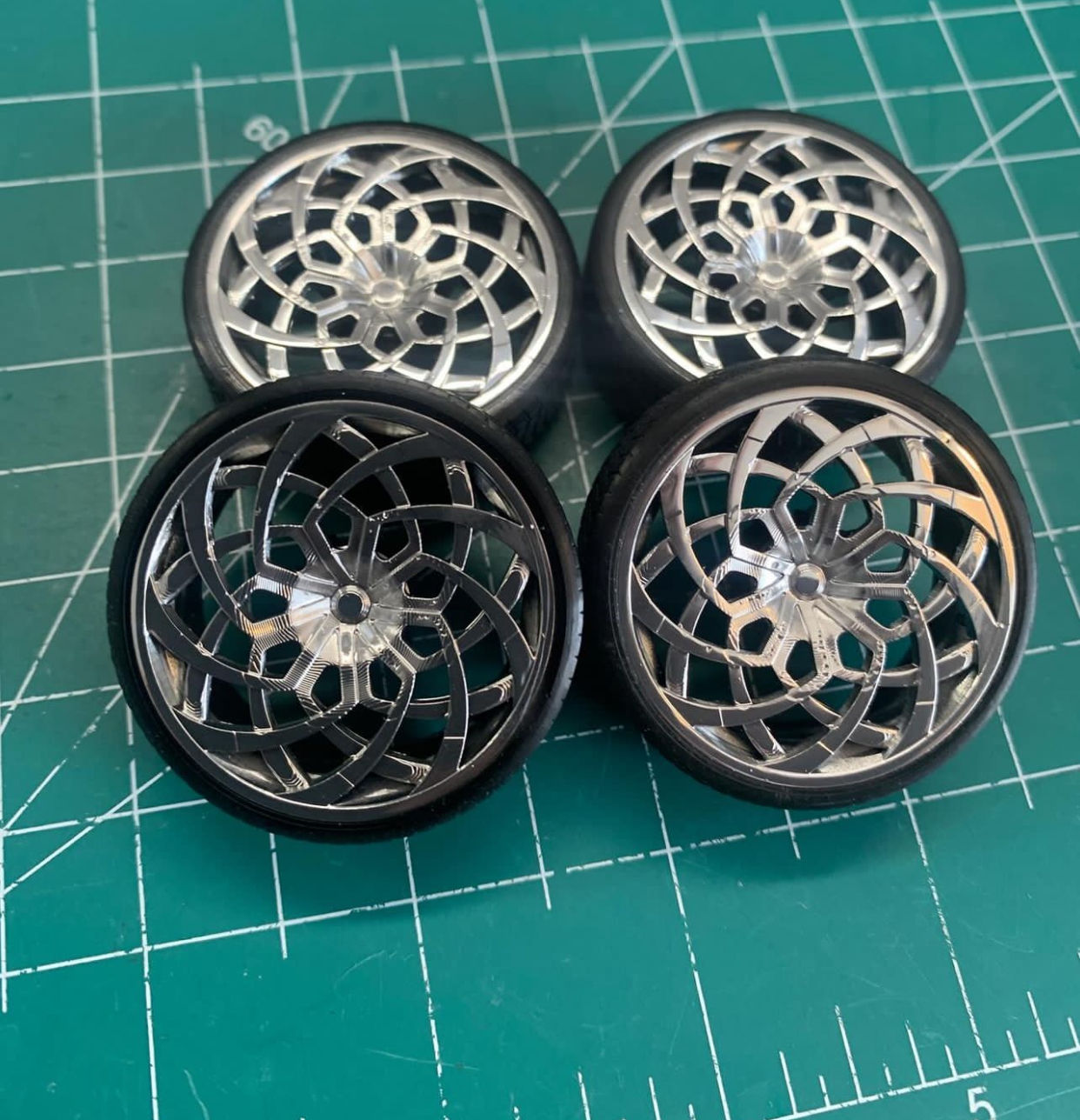 1:18 26” Venom Wheels on Low Profile Tires 