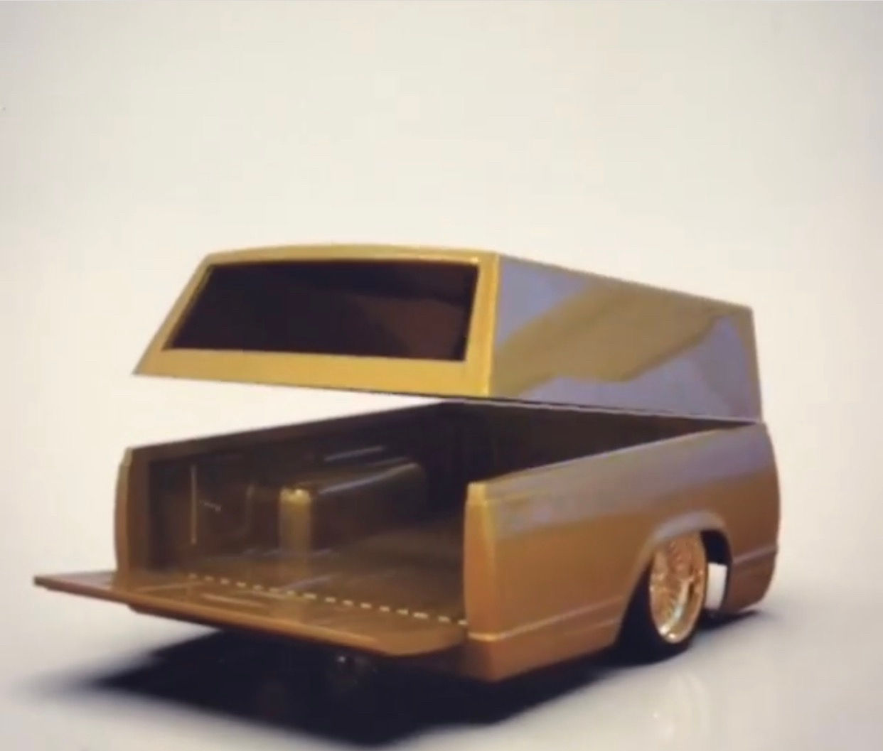 1:20 Nissan Bed Shell Blazer Style Rear Opening without side windows 