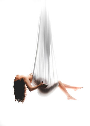 Mujer relajada en hamaca blanca