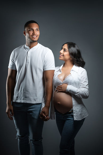 Pareja embarazada, felices y unidos, esperando bebé