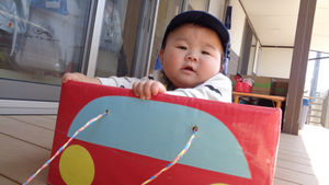 ぼくの車、かっこいいでしょ♪(0歳児)