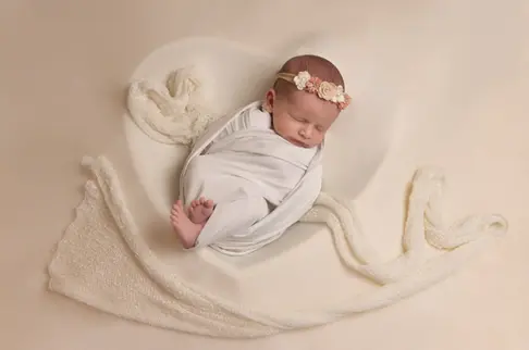 Newborn Shooting gepuckt mit Haarband in Heiden