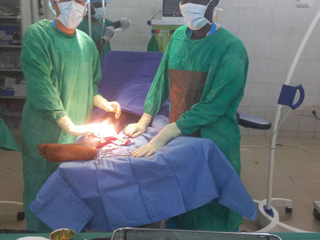 전쟁터 가자(Gaza)지구에서 수술하는 멕시코 의사