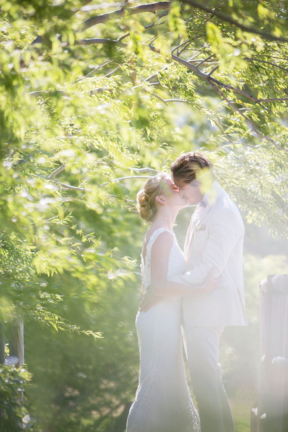 結婚式のカップルのキス