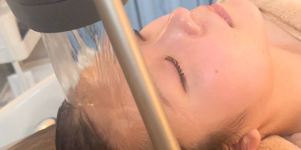 頭浸浴を受ける女性