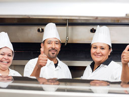 El cocinero como líder: presencia que inspira, no gritos que intimidan