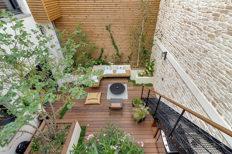 arbre en cépée sur une belle terrasse en bois