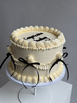 vintage.lambeth.cake.white