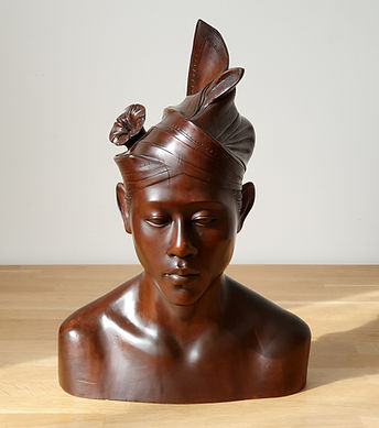 Buste bois jeune homme balinais