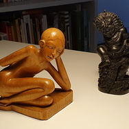 Statues balinaises: une jeune fille art déco et un rakshasa