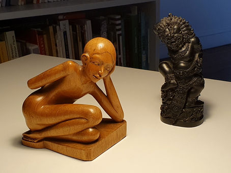 Statues balinaises: une jeune fille art déco et un rakshasa