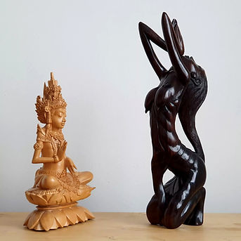 Statues balinaises: Indra et une femme en prière