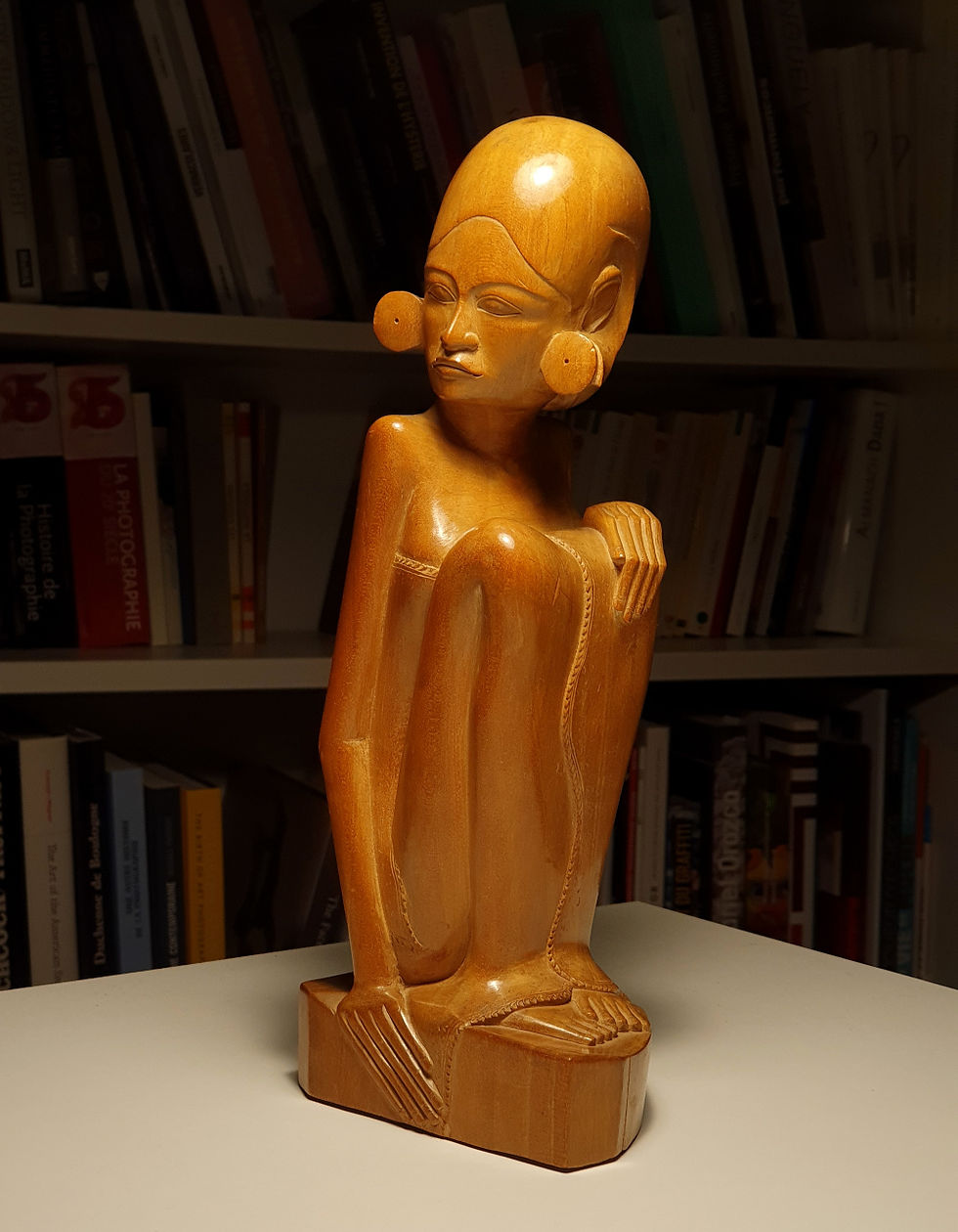 Sculpture balinaise: femme de style wayang ou art déco assise