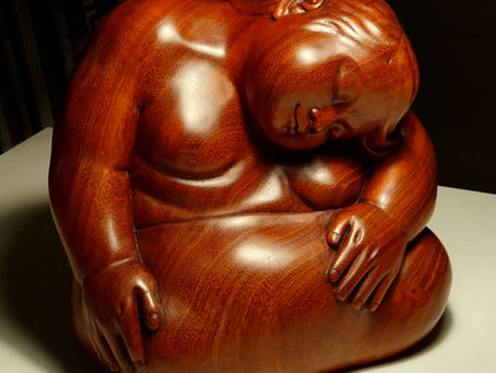 Statue balinaise de dormeur créée à Mas dans les années 1960 - style de Njana