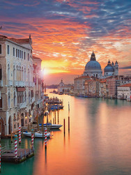 Splendide vue de la Basilique Santa Maria della Salute sur le Grand Canal à Venise