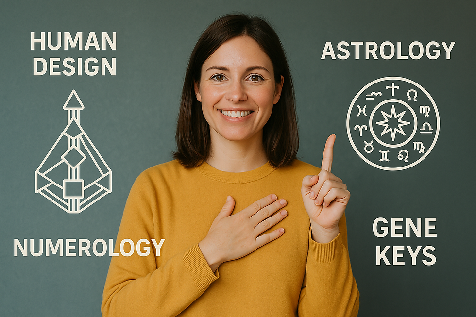 Naeratav naine sinepikollases kampsunis viitab astroloogia sümbolile, taustal kujutised Human Designist, numeroloogiast ja Gene Keysist.