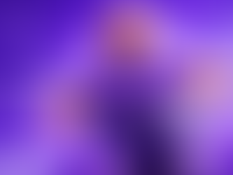 Vanem naine jõulumeeleolus mootorsaanil, kiivri asemel suusaprillid peas ja taustal kiire lumevihin – kujundus inspireeritud Tonybeti jõulukampaaniast.