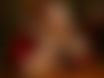 Mees jõuluvana kostüümis istub hämaralt valgustatud jõulumeeleolus toas, taustal särav kuusepuu ja laual kasiino žetoonid.