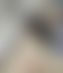 Must kass Miu vaatamas üles Silja Paulusele hommikul rõduukse juures: elu täis kohalolu ja rütmi