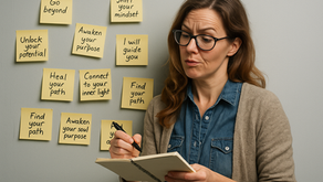 Noor naine istub sülearvuti ees, kannab kimono-laadset rüüdit ja hoiab käes sulet ning kristalli, tema taga on täis soditud whiteboard, millel on sõnad “valgus”, “sisemine vägi” ja “hinge allalaadimine”.