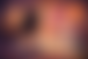 Fotorealistlik visuaal. Läikiva karvaga must kass Miu ümbritsetuna kunstivahenditest ja loomingulisest õhustikust