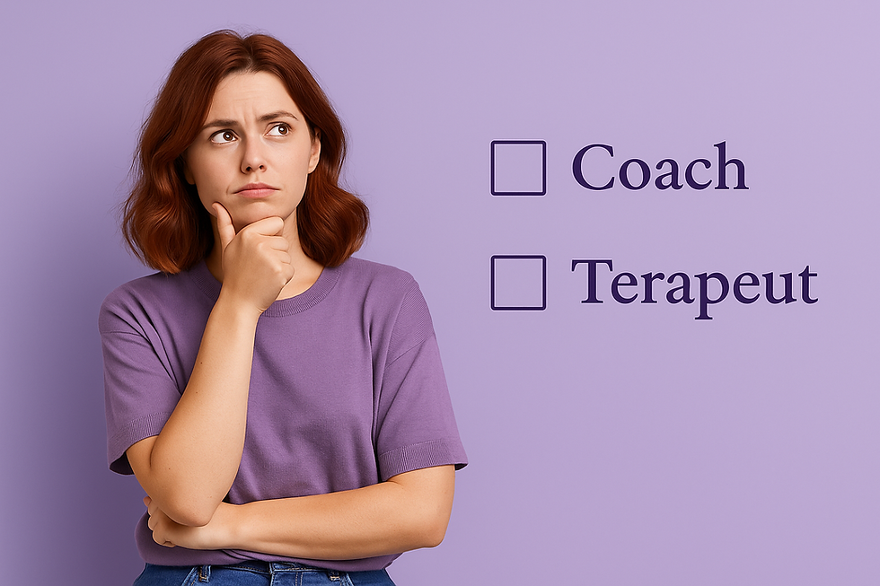 Noor naine mõtleb tõsiselt, kumba valida: coachi või terapeuti, taustal valikud märgitud tekstina