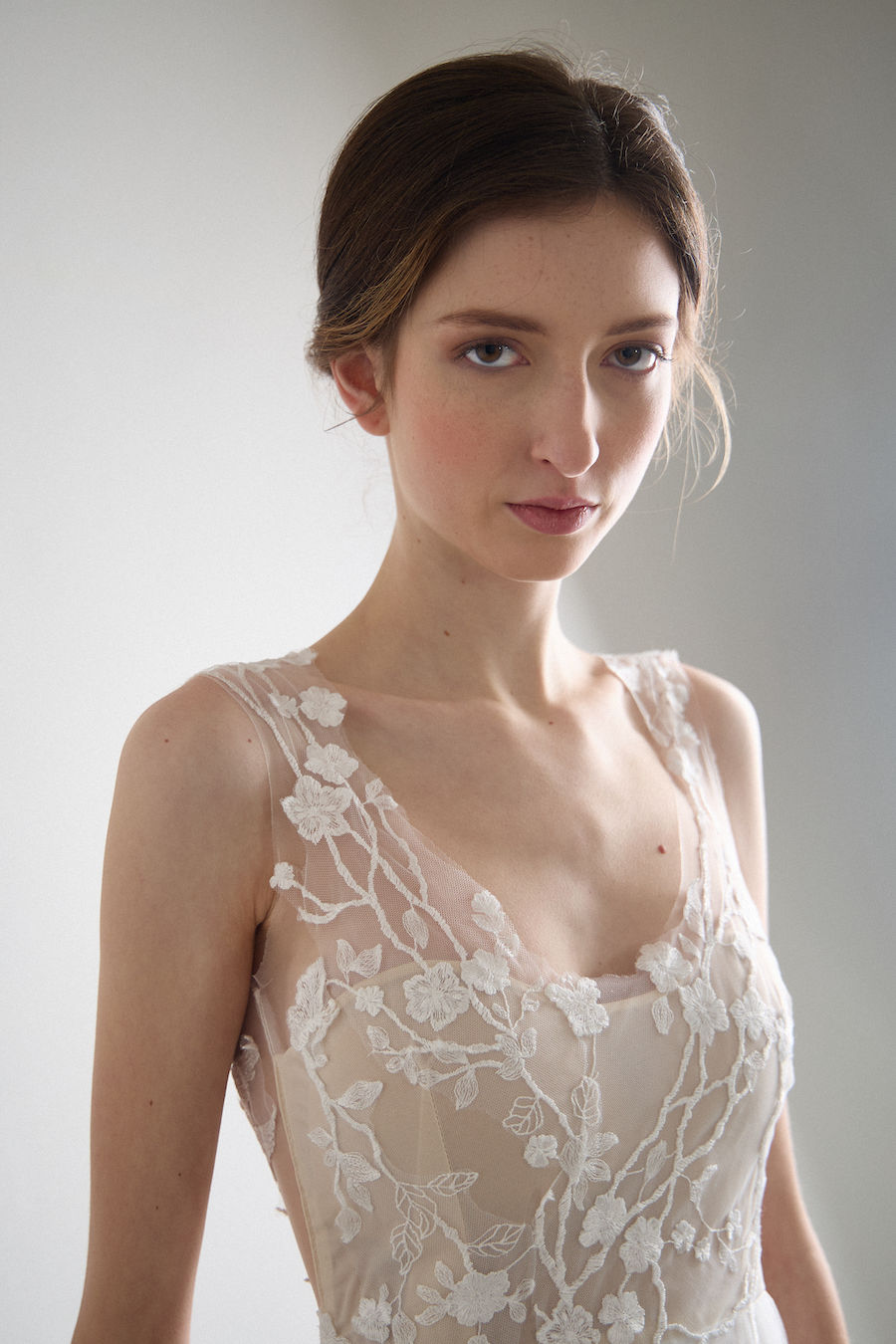 Miniatura: Tylové svatební šaty s odhalenými zády a květinovým vyšíváním na živůtku