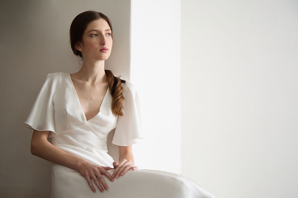 Miniatura: Minimalistické midi šaty se zvonovými rukávy, rozparkem na předním díle