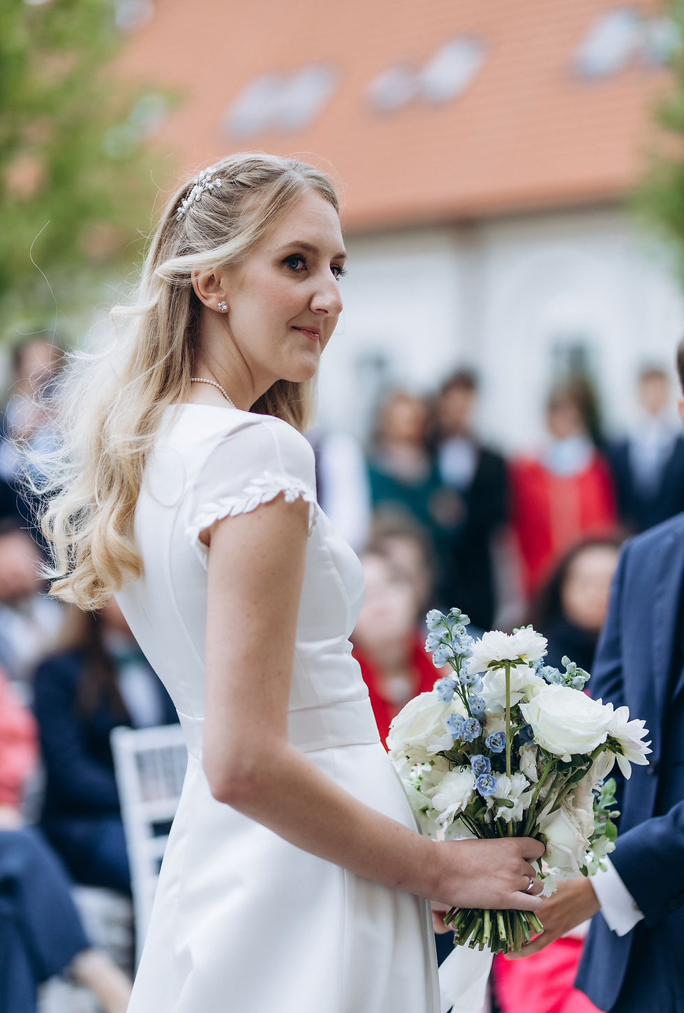 Miniatura: Minimalistické svatební šaty v barvě slonové kosti s mini rukávky