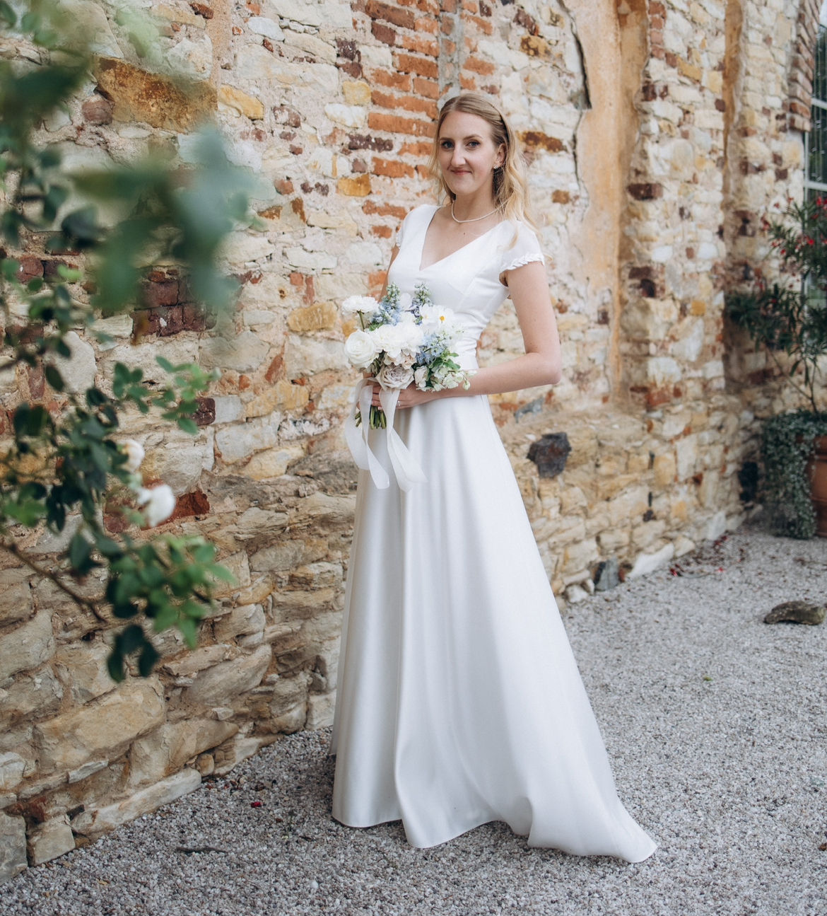 Minimalistické svatební šaty v barvě slonové kosti s mini rukávky