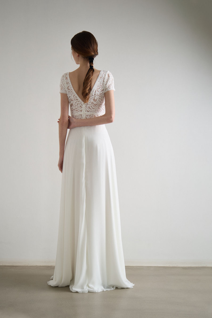 Miniatura: Svatební šifonové šaty s krátkými rukávky a zdobeným živůtkem florální krajkou