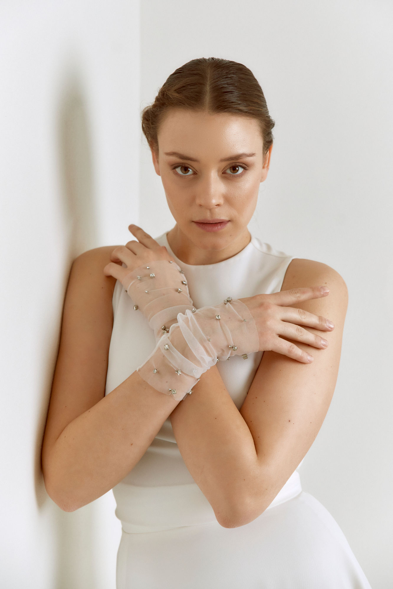 Rukavice z jemného tylu s kameny