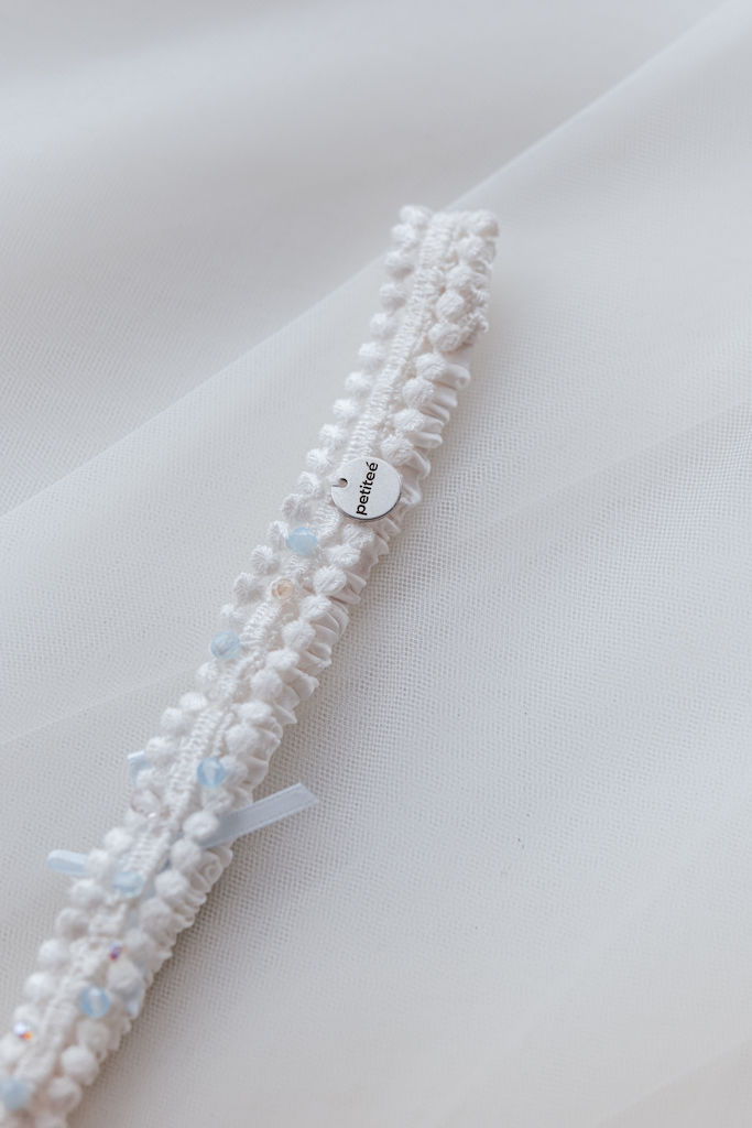 Miniatura: Elegantní podvazek s modrými kamínky