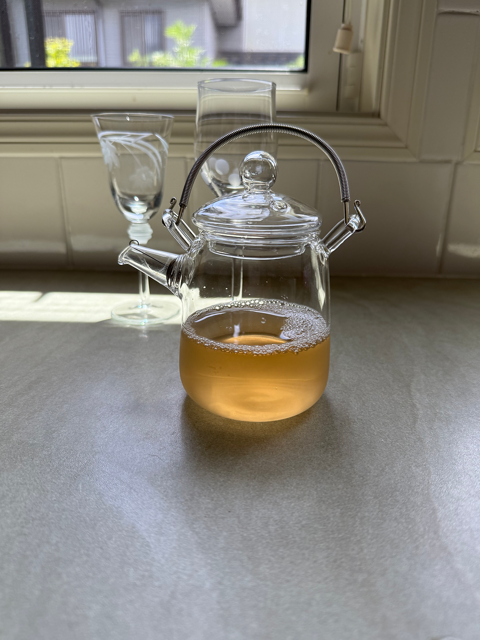 出来上がりです。このお茶を氷の入ったグラスに注ぎ、いただきます。