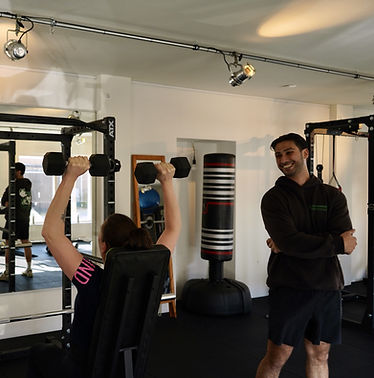 Trainer met sporter