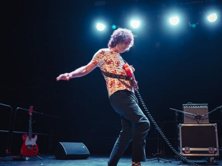 The Rapture con Luke Jenner al frente, desplegando la energía característica del dance-punk neoyorquino