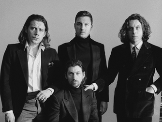 Fotografía promocional en blanco y negro de la banda británica Arctic Monkeys vistiendo trajes de estilo vintage, tomada por el fotógrafo Zackery Michael en París durante septiembre de 2017 para el lanzamiento de su álbum de 2018